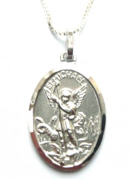 Vakker oval sølvmedaljong med motiv av St Mikael